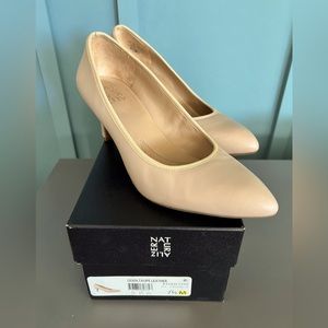 Naturalizer cream leather Oden pump.